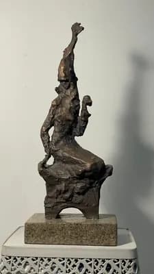 Пробуждение. Мухаметжанов Б.. бронза, гранит, 42×16×8 см